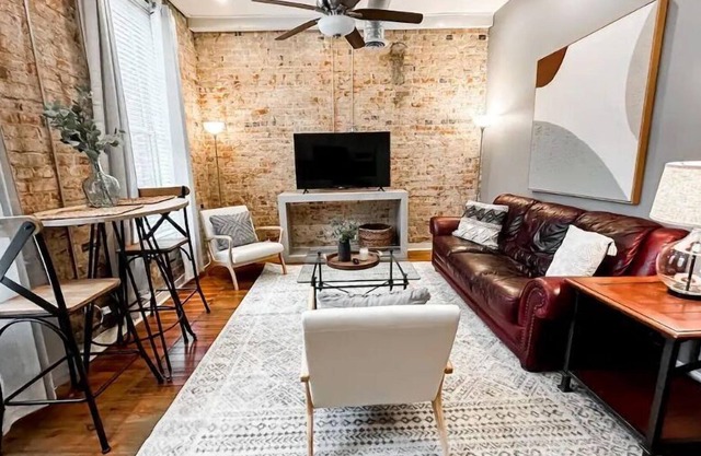 The Stay on Main - Comfortable, Quaint Stay for Two