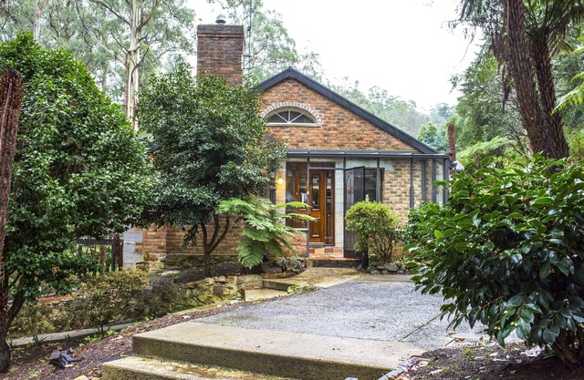 The Stone On The Hill - This is a contemporary 3 bedroom home with high ceilings, a coonara log fire and central heating.