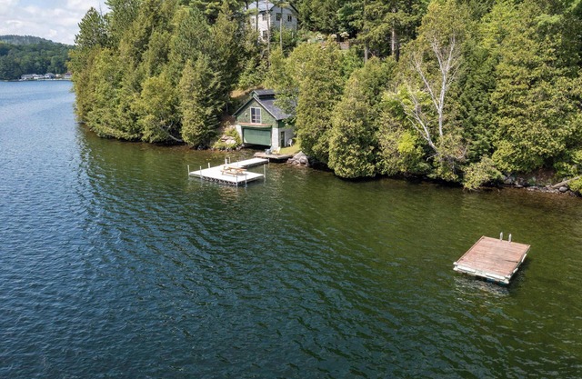 The Stonehill lakeside cottage