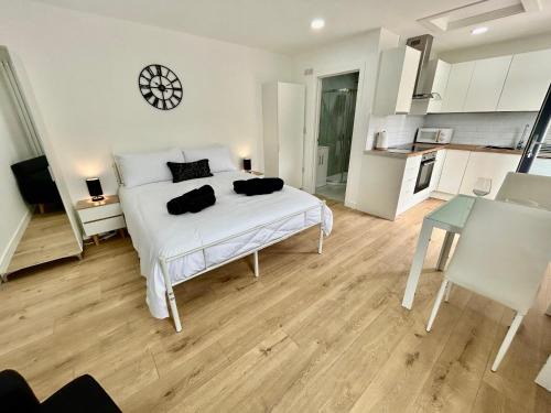 The Studio - Private Car Park with CCTV - Fast WiFi - Contractor Friendly - Nature & Wildlife Retreat for Business Stays or Relaxing Couples Getaways