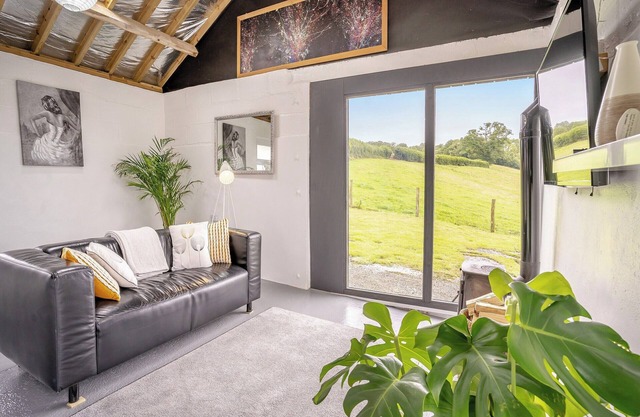 The Studio - UK44779