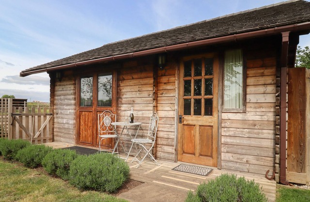THE SUMMER HOUSE, romantic, with pool in Tewkesbury