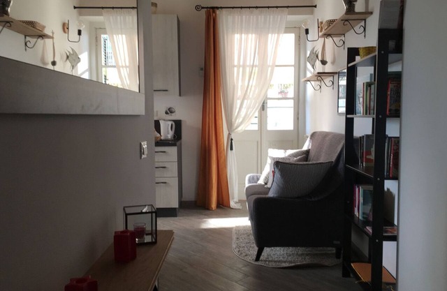 THE SUN IN THE BOROUGH - BRIGHT APARTMENT IN CHARACTERISTIC BOROUGH OF GENOVA