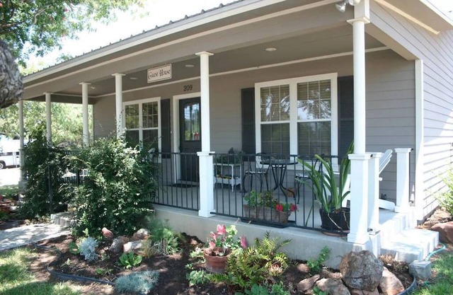 The Sunday House -Adorable Hill Country Cottage - Llano River, Shopping, Sights