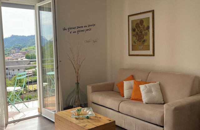 "The Sunflower" Apartment. RELAX in the mountains near Lake Garda