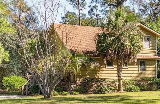 The Sunny Cottage - Cozy River Retreat with Porch + Dock Access
