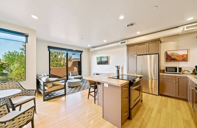 The Sunrise - Upper Floor Suite w/Red Rock Views