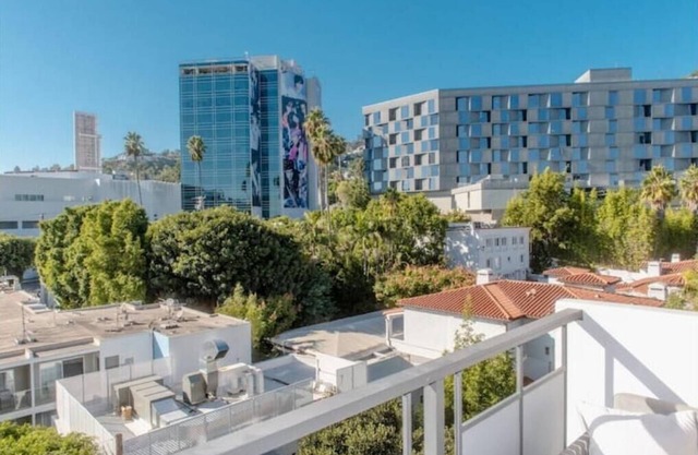 The Sunset Blvd luxury high-rise, 180 city views