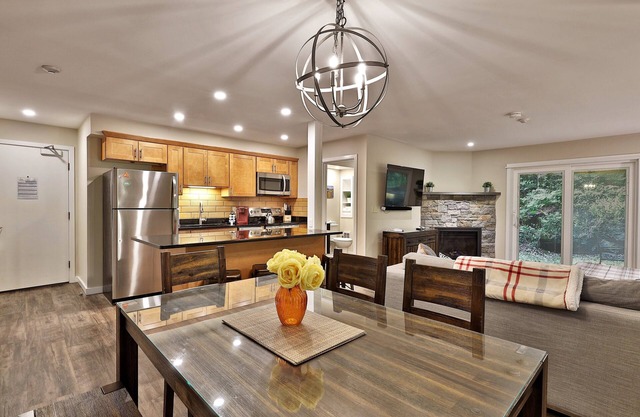 The Sunup Suite at Killington: 2RM/2BA Condo w/Pool. Bus Route. Discounted Ski Rentals!