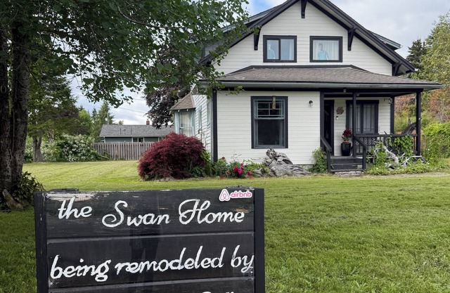 The Swan House - Official Twilight Stay in Forks, WA - Olympic National Park