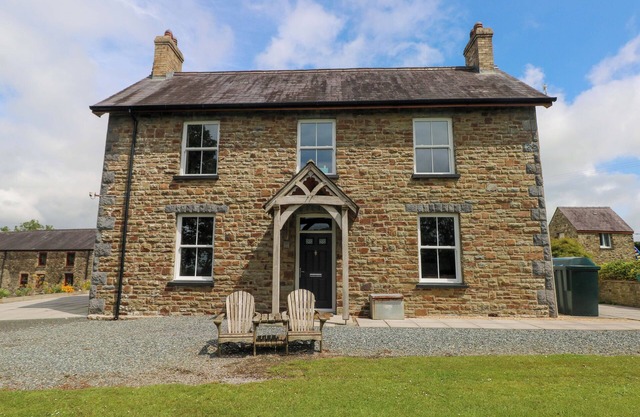 THE SYCAMORES, pet friendly, with open fire in Narberth