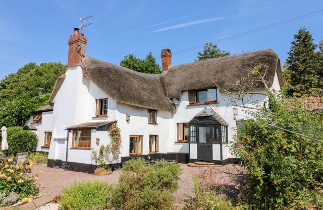 THE THATCHED COTTAGE, pet friendly, with hot tub in Crediton