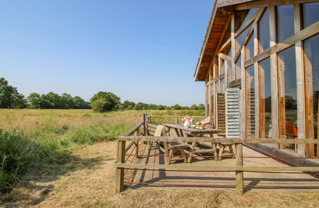 THE TRACTOR SHED, family friendly in Weston-Under-Redcastle