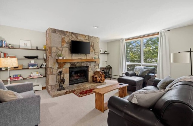 The Trailside Retreat | Ski on&off w/Fireplace!