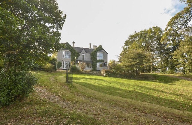 The Trees - a manor house that sleeps 18 guests in 7 bedrooms