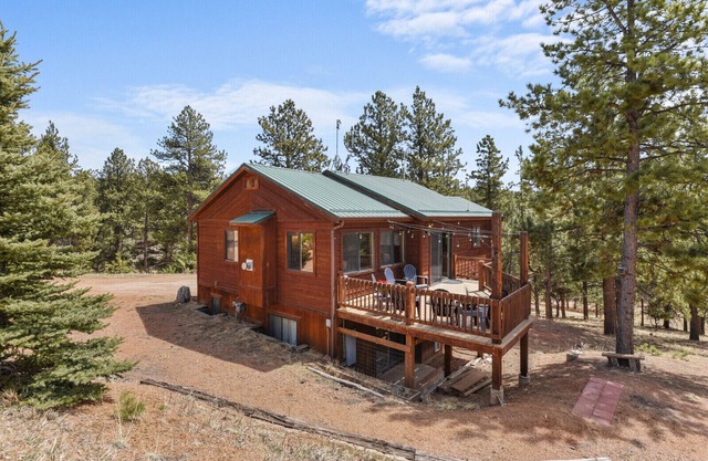 The Turkey Roost Cabin, 3 Bedrooms with a Game Room and Patio