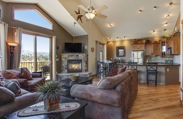 The Twin Owls 21A - 2 Br Condo with Private Hot Tub - Lake and Mountain Views