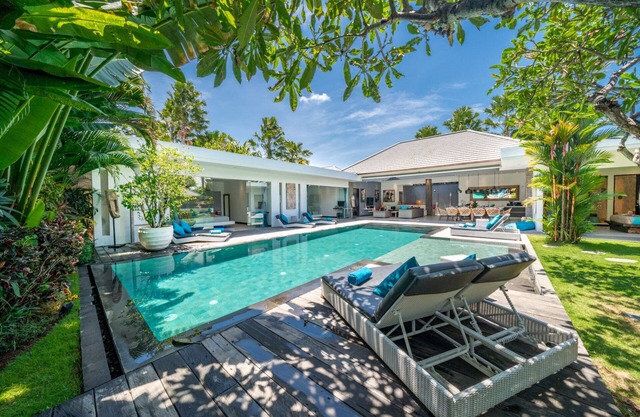 The Ultimate 5 Star Holiday Villa in Seminyak with Private Pool and Fully Staffed, Bali Villa 2092