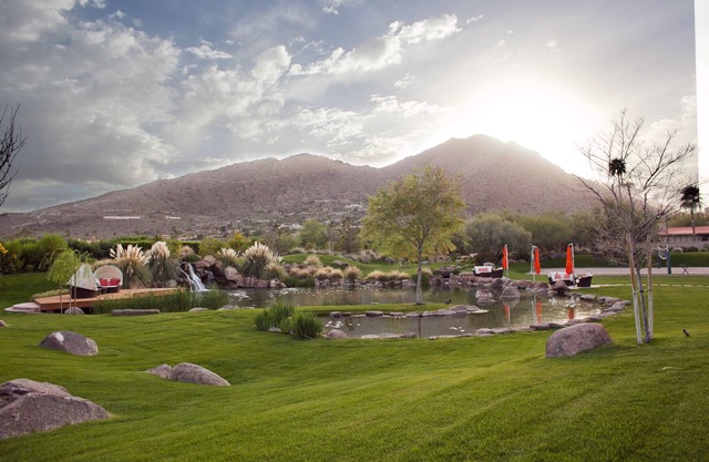 The ULTIMATE group & family getaway! Pool, lake, tons of sports and NEW kitchen