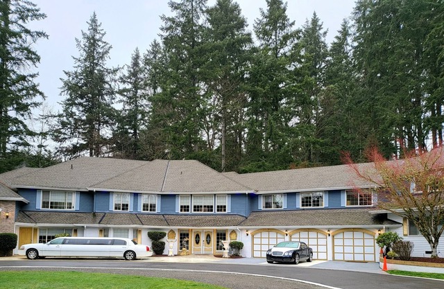 The ultimate luxurious getaway. Indoor Hot Tub, Private Lounge area.