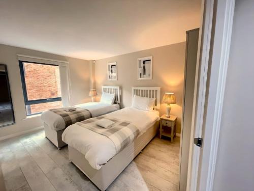 The Urban Retreat sleeping 6 guests with Parking & Balcony