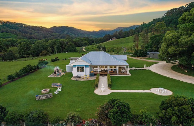 THE VALE, Luxury Farm Homestead & Animal Sanctuary Hot Tub, Fire Pit, Wood Oven