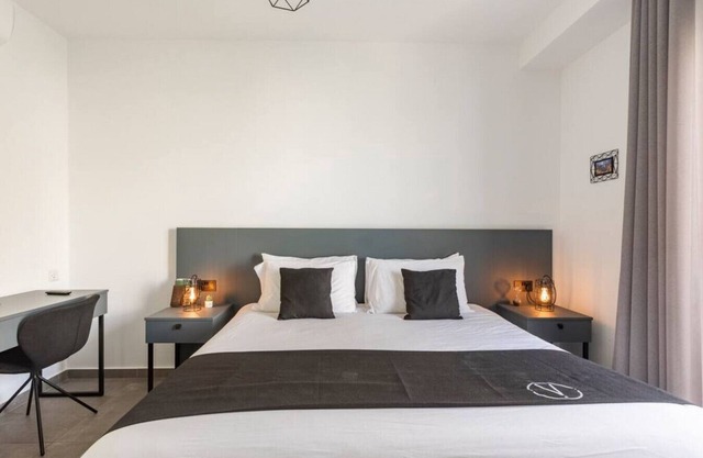 The Valley Room 7 condo with parking on premises