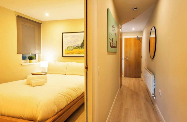 The Van Gogh- Unique 1 bd (Gold Short Term Stays)