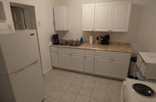 The Van Zant House Annex (Skynyrd) | Queen | Full Kitchen