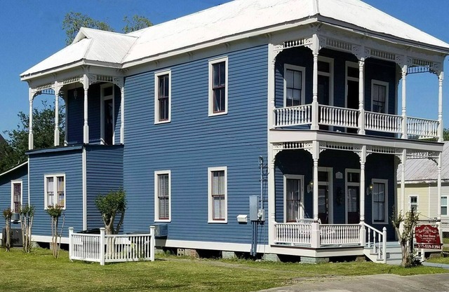 The Victorian Secret - St. Peter House - Downtown, Entire House! New Reno!