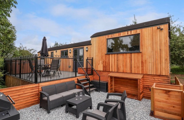THE VIEW, pet friendly, with hot tub in Bangor-On-Dee