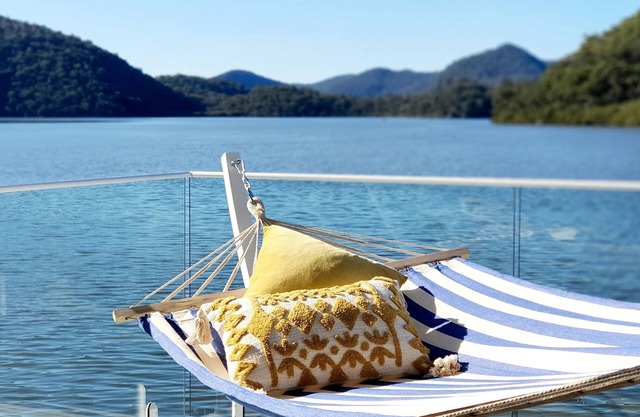 THE VILLA BOATHOUSE waterfront HAWKESBURY RIVER