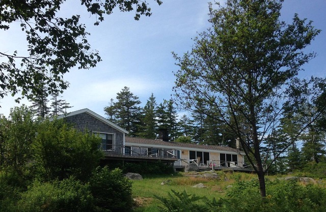 "The Villa" - Private Cottage with Views & Shorefront