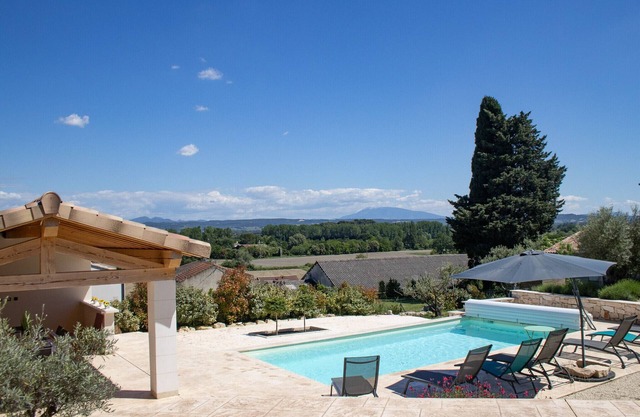 The Villa with garden, heated swimming pool & view of the Ventoux - Colonzelle