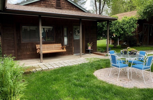 The Vintage Cottage with riverfront access