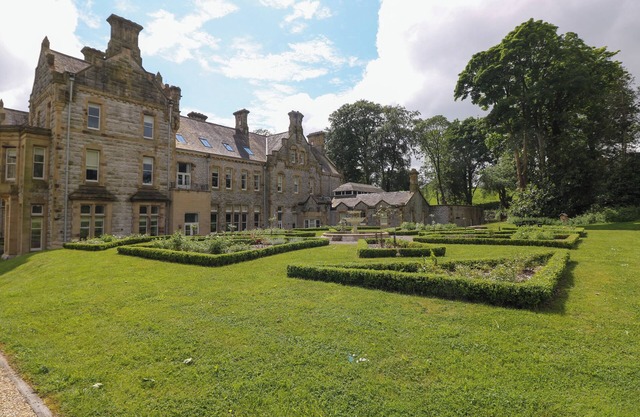 THE VIOLET SUITE STONE CROSS MANSION, family friendly in Ulverston