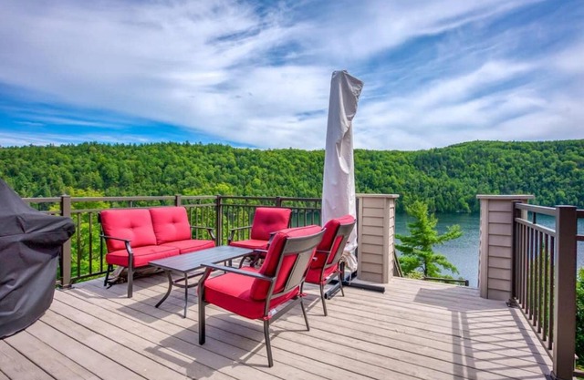 The Vista - Magnificent waterfront beach & hot tub