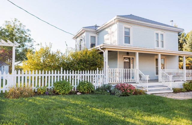 The Vue - Nestled by Roblin's Lake with a Hot Tub