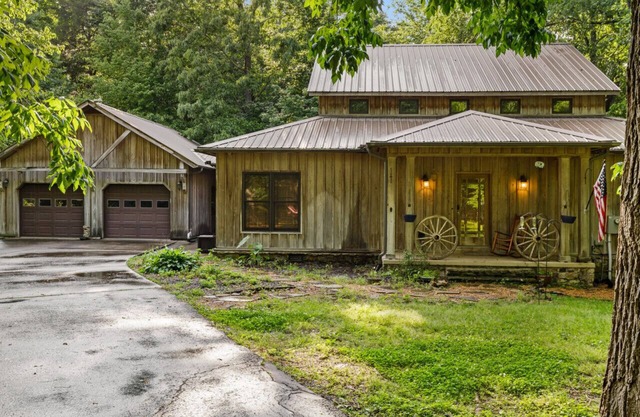 The Wagon Country Home with a hot-tub