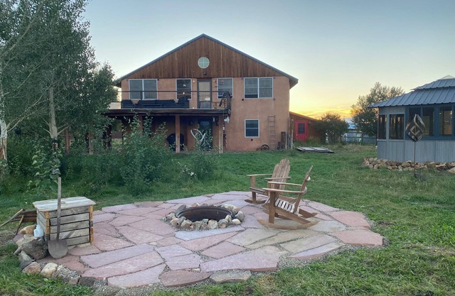 The Walden House; cozy strawbale 3-bedroom home with fitness room & Hot Tub.