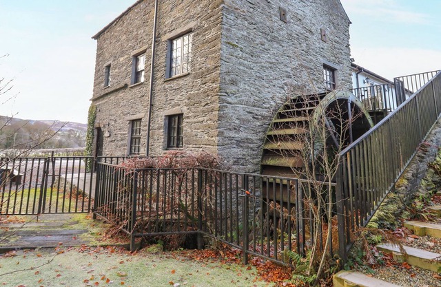 THE WATER MILL, family friendly, with a garden in Machynlleth