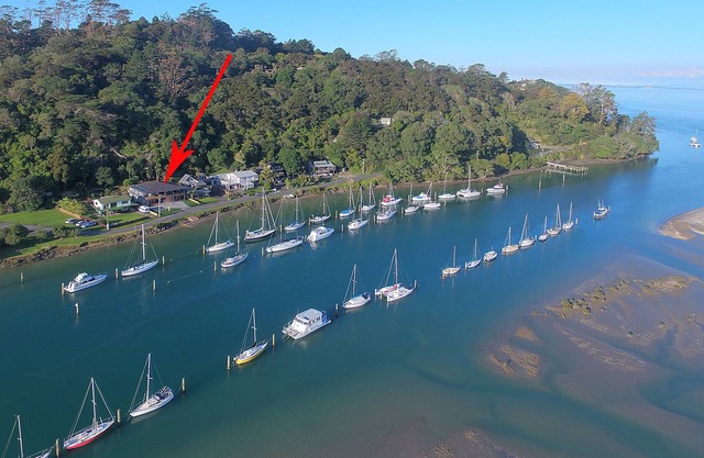 The Waterfront on Wade - Luxury 2 bedroom apartment on the Weiti River Estuary