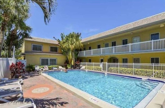 The Waves of St. Pete Beach FL-Roomy Condo