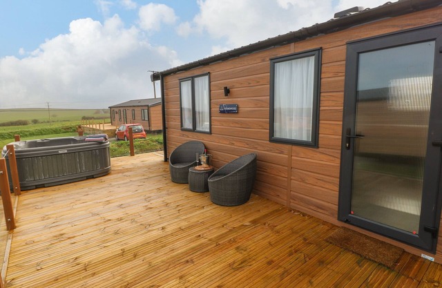 THE WAVES, pet friendly, with hot tub in Broad Haven