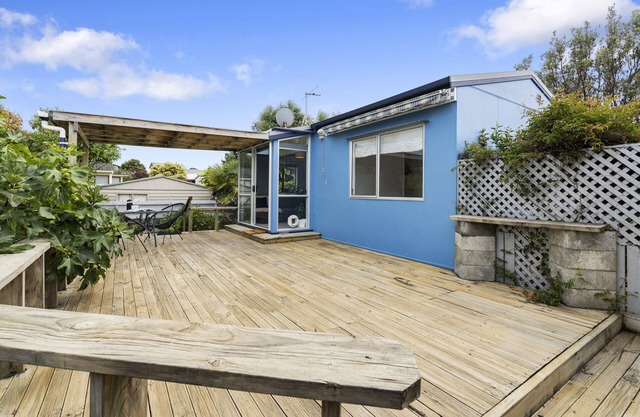 The Wee Blue Bach - Waikanae Beach Holiday Home