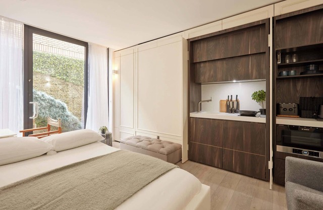 The Westlight: Bright LG Studio in White City