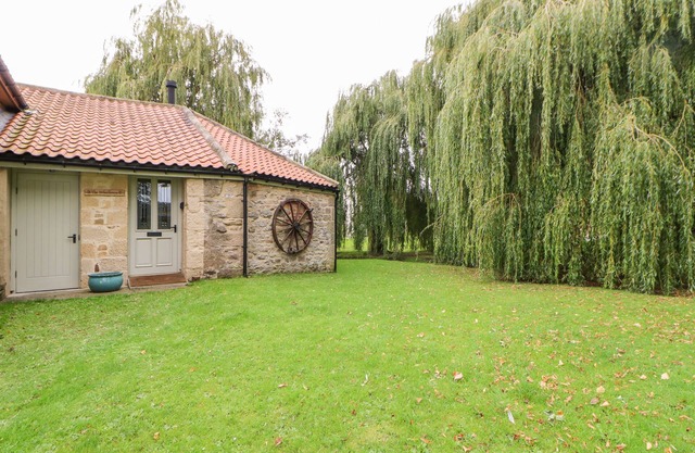 THE WHEELHOUSE, family friendly, character holiday cottage in Barton