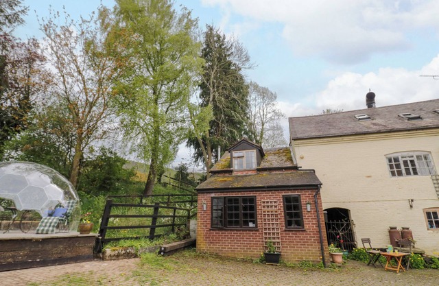 THE WHEELHOUSE AT DUDGELEY MILL, pet friendly in All Stretton