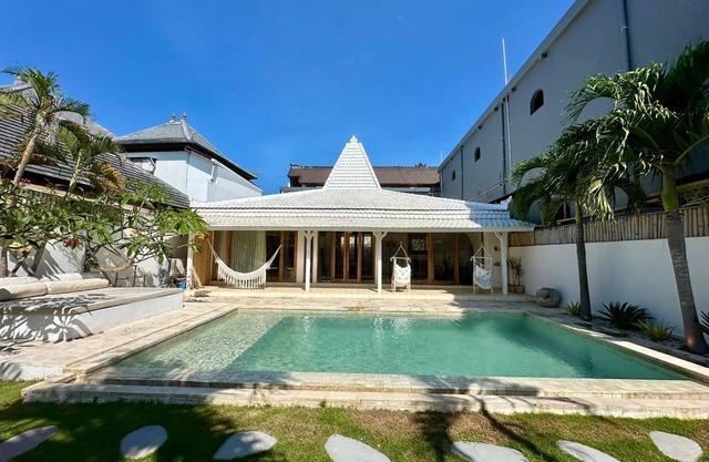 The White Joglo - Stylish and spacious mediterranean 3BDR Villa with Pool