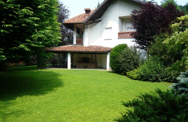 The White Villa: magnificent hillside villa with garden
